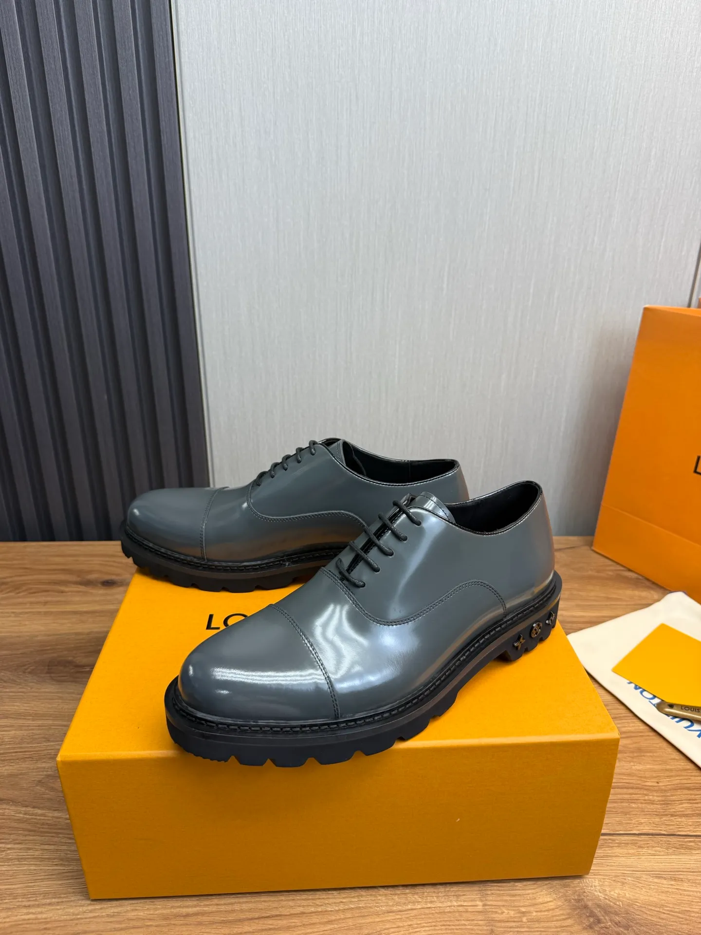 Men's shoes 💰900💰 LV. Men's casual lace-up leather shoes, the latest hot style 🔥 1:1 original purchase quality, top quality goods ⬆️The upper is imported open-edge beaded cowhide, cowhide, and cow suede. The hand-made three-dimensional stitching highlights the round toe design. The inner foot pads are all imported cowhide, with the original wear-resistant foam outsole, matching code 39-44, (38, 45 custom-made, non-refundable)